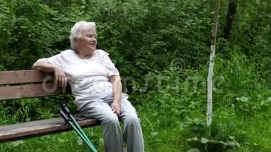 <strong>老奶奶</strong>坐在公园的长凳上休息